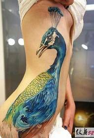 Bočni struk šarene paunova tetovaža