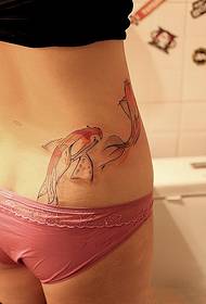Gyönyörű tintahal tetoválás a gyönyörű derék