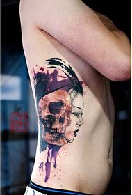moda yan bel kişilik kafatası dövme desen resmi