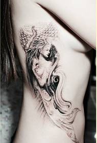 larawan ng sexy female side baywang mermaid tattoo na larawan