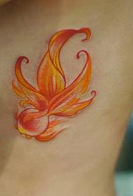 modello di tatuaggio pesce rosso colore caldo vita laterale femminile