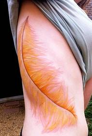 красивая татуировка желтого пера на женской талии