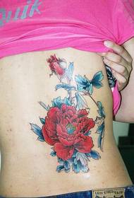 wzór tatuażu z tyłu w talii róża i piwonia
