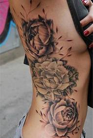 šoninio juosmens juodos pilkos rožės tatuiruotės paveikslėlis