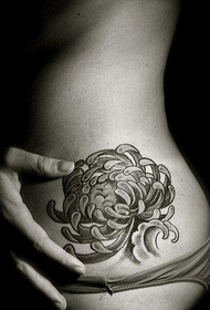 Taille Chrysantheme Tattoo Bild von Tätowierung
