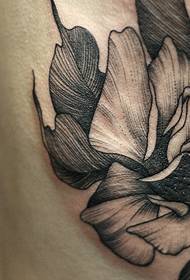фино црно-бело цветно тетоважа на страната на тенката убавина од половината