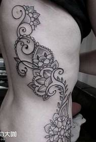 modello tatuaggio vita fiore vite