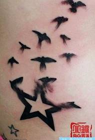 taille un motif de tatouage oiseau étoilé à cinq branches