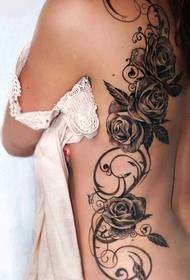 Cvjetovi struka u punom cvatu u prekrasnim dizajnom tetovaža