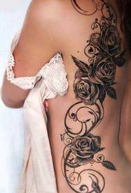 Shukumisa iintyatyambo eziqhakaza ngokupheleleyo kwimizobo entle ye tattoo