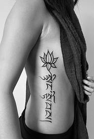 beli gözəl Sanskrit lotus döyməsi