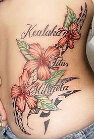 graži gėlių tatuiruotė ant moters juosmens