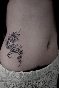 dobro izgleda djevojka trbuh totem uzorak tetovaža