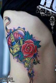 šoninės juosmens spalvos rožė Karūnos tatuiruotės raštas