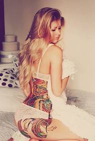 tatuaggio sexy in vita femminile