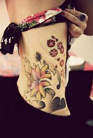 섹시한 여성 전통 측면 허리 연꽃 문신 패턴 사진