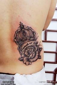 motivo del tatuaggio corona di spine rosa in vita
