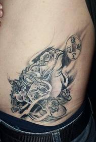 immagine tatuaggio oro fortunato bianco e nero in vita