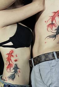 kaksi pientä kultakalaparia tatuointeja vyötäröllä