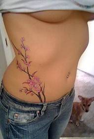 Seksualus moteriškas juosmuo su dailiu vyšnių žiedų tatuiruotės paveiksliuku