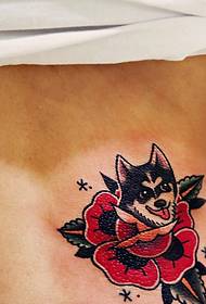 Dorso femminile sul retro del modello di tatuaggio combinato a due fiori