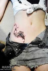 modello di tatuaggio femminile in vita