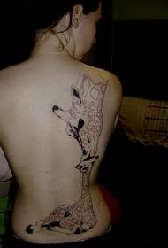 Tatuaggio giraffa in vita con atmosfera posteriore