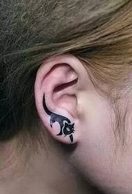 semplice tatuaggio di totem di moda