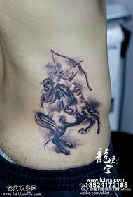 modello classico del tatuaggio del cacciatore a cavallo