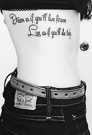 Elegante tatuaggio tatuaggio inglese su una piccola vita