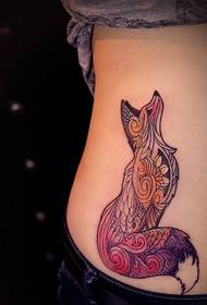 női derék színű róka tetoválás minta