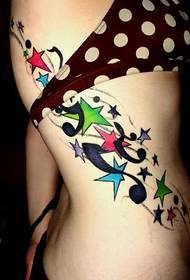 szépség által támogatott színes tetoválás mintával
