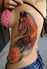 patrón de tatuaje de caballo galopante de cintura lateral y rosa