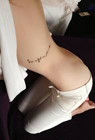 tatuaggio di lettera semplice dall'aspetto semplice in vita di bellezza