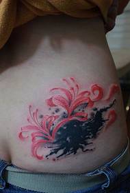 mujer cadera tinta tinta flor tatuaje