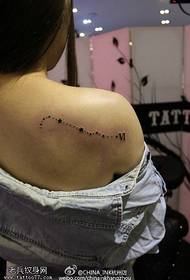 punto fresco de ombreiro con pequeno patrón de tatuaxe de estrelas