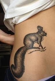 패션 여성 허리 하나의 꼬리 긴 다람쥐 문신 사진