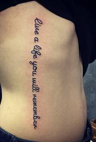 foto creativa del tatuaggio inglese nascosta nella vita laterale