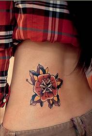 Pinggang wanita ayu pola pola kembang tato kembang sing apik