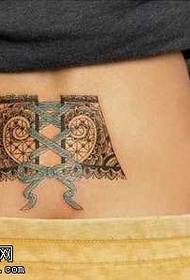 disegno del tatuaggio del merletto di tendenza alternativa in vita