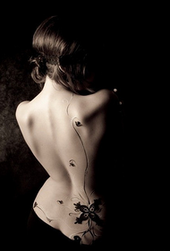 seksīgs skaistumkopšanas tetovējums radošā tetovējuma aizmugurē