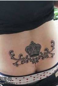 disegno del tatuaggio floreale con corona e vite