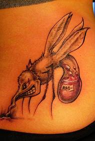 ženski hrbtni pas sesa krvavo tetovažo komarjev