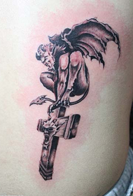 Krzyż talia i tatuaż demona