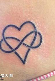 Motif de tatouage coeur taille