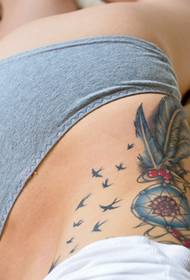 niña cintura pájaro pluma color sexy tatuaje