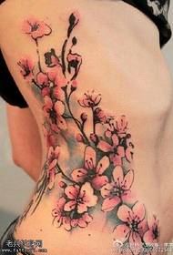 Motif de tatouage de fleur de pêche joliment peint