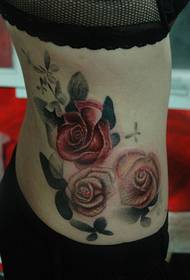 tatuazh i ngritur nga beli i femrës
