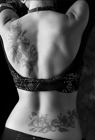 Női hátulról tetoválás mintázat