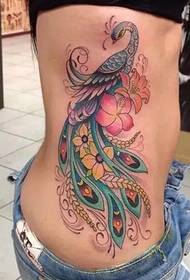 hermoso tatuaje de pavo real en la cintura femenina
